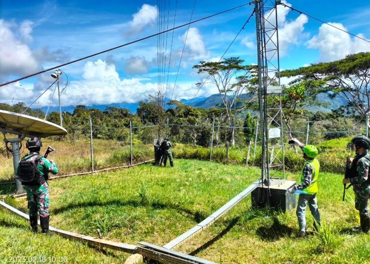 Foto Satgas YR 142/KJ saat Perbaikan Sinyal Tower Bakti Aksi di Distrik Eragayam