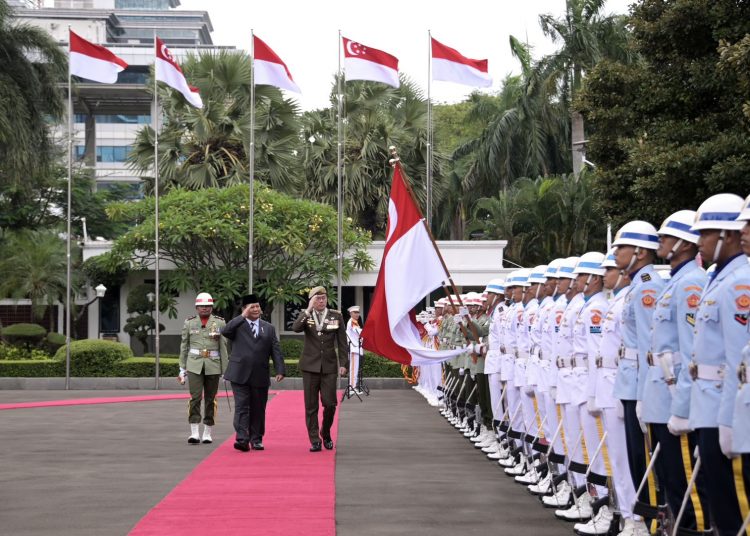 Foto Menteri Pertahanan Republik Inodnesia Prabowo Subianto saat menerima kunjungan Panglima Angkatan Bersenjata Singapura (Chief of the Defence Force Republic of Singapore) Lt Gen Melvyn Ong