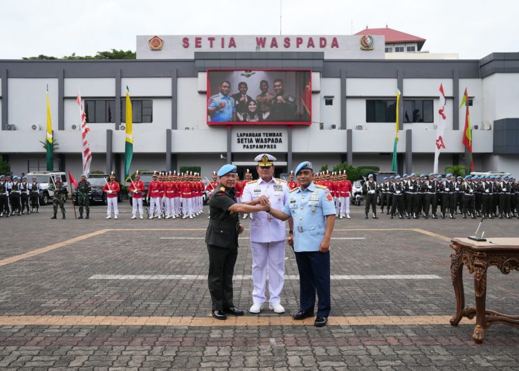 Foto Panglima TNI Laksamana TNI Yudo Margono, S.E., M.M., bersama Marsda TNI Wahyu Hidayat dan Mayjen TNI Rafael Granada Baay