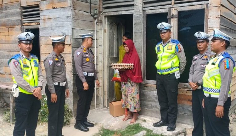 Foto Kasatlantas Bengkalis berikan sembako ke Ibu Paroh baya Khadijah