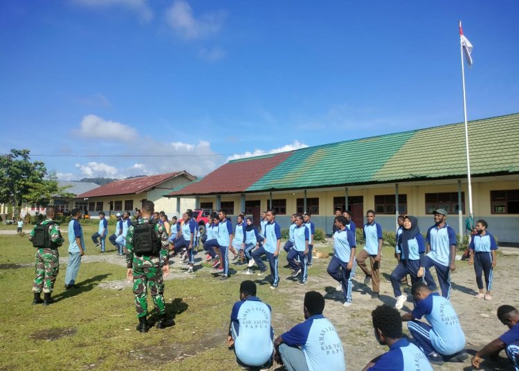 Pelatihan Baris berbaris kepada Siswa Siswi SMAN 1 Elelim, Distrik Elelim, Kabupaten Yalimo