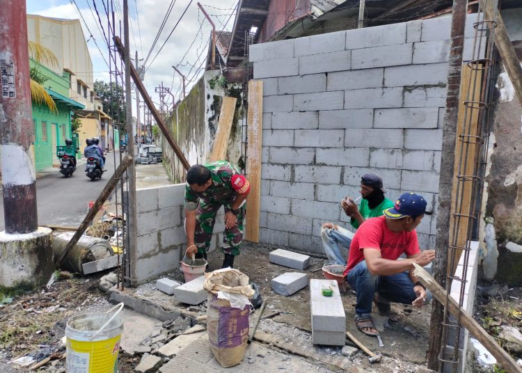 Babinsa bersama-sama warga binaan bergotong royong kerja bakti membangun Pos Ronda di RT 04/01 Kemlayan Serengan