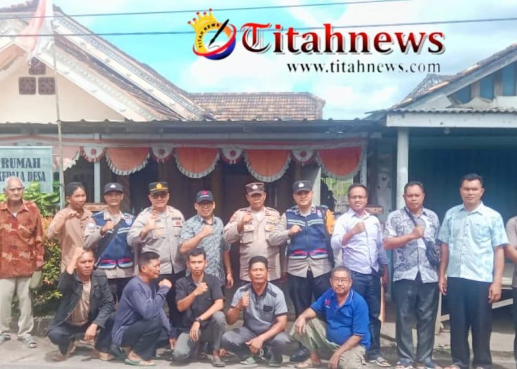 Kapolsek Tanah Abang AKP ZALDI, S.H.,M.Si foto bersama saat acara jumat curhat bersama tokoh masyarakat