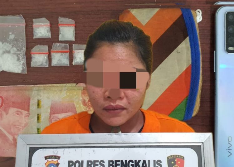 Tersangka Ibu Rumah Tangga (IRT) berinisial WR (31) warga Jalan Baru Duri Desa Bumbung Kecamatan Bathin Solapan Kabupaten Bengkalis ditangkap Polisi