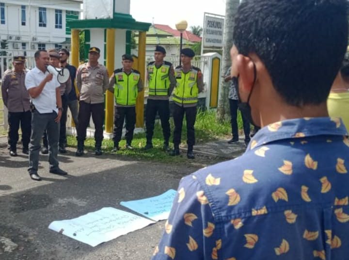 Aksi Demo Gerakan Anak merangin di depan Kejaksaan Negeri Merangin