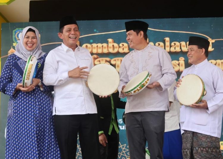 Gubernur Ansar ikut bersholawat pada pembukaan acara