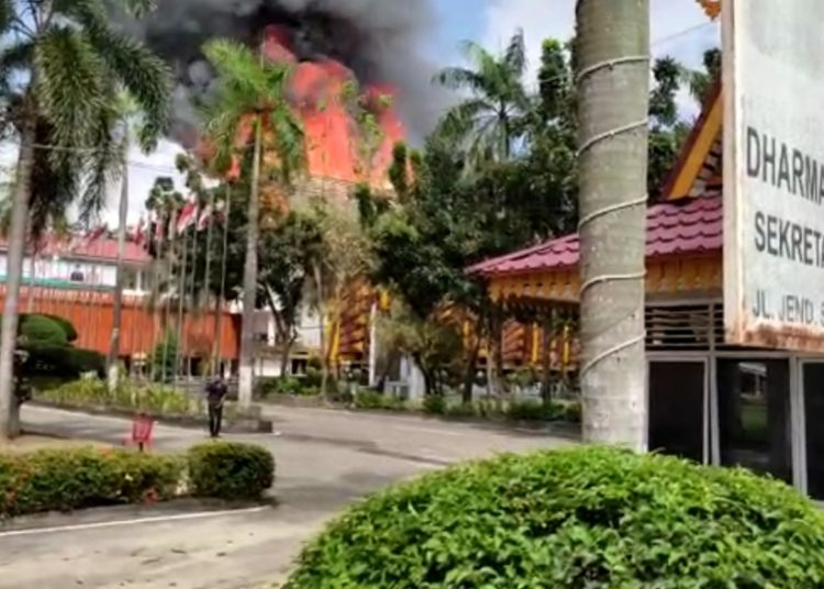 Gedung Mall Pelayanan Publik kota Pekanbaru terbakar pada Minggu 5 Maret 2023