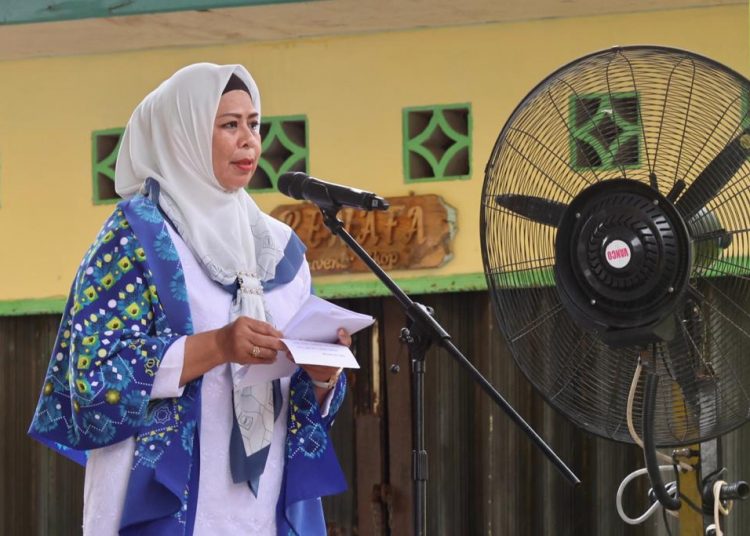 Ketua Badan Kontak Majelis Taklim (BKMT) Provinsi Kepri Hj. Dewi Kumalasari