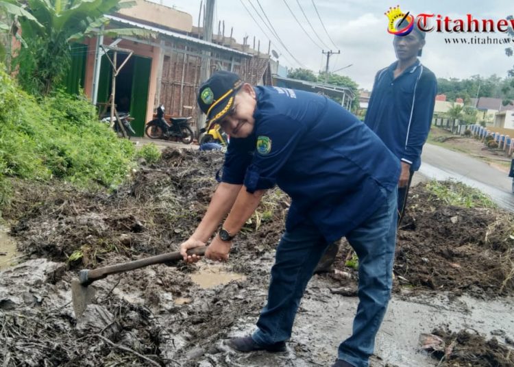 Kepala Desa Tanah Abang Jaya turn langsung goro untuk motivasi warga