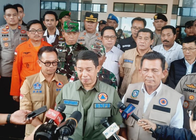 Kepala Badan Penangggulan Bencana Nasional (BNPB) RI Letjen TNI Suharyanto, S.Sos., M.M. didampingi Gubernur Kepulauan Riau H. Ansar Ahmad berikan keterangan Pers