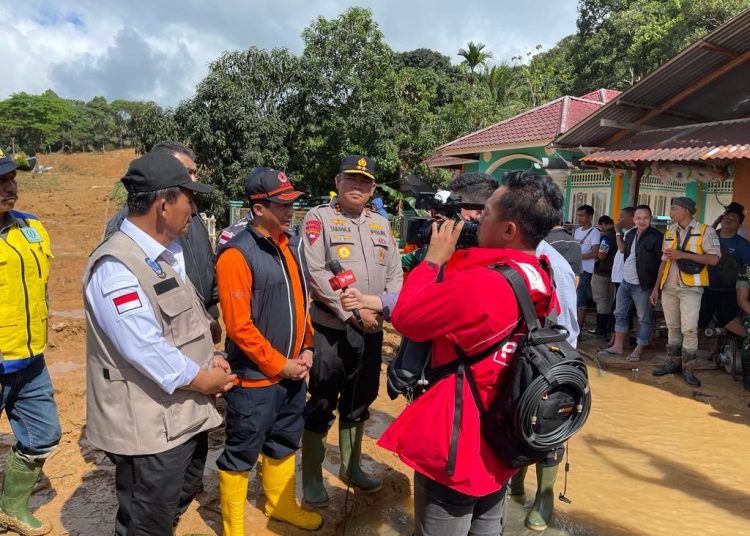 Kepala BNPB RI Letjen TNI Suharyanto berkan keterangan pers setelah mennjau lokasi longsor