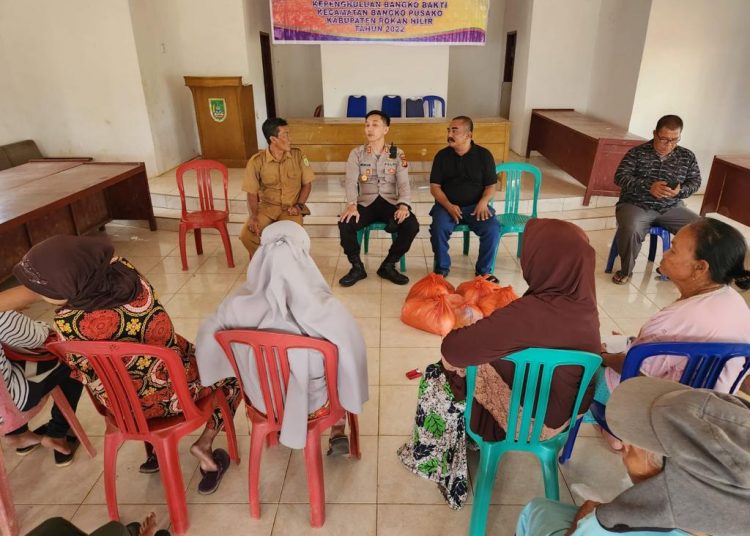 Kapolres Rokan Hilir AKBP Andrian Pramudianto SH SIK MSi hadiri pembagian bantuan sembako yang diberikan PT. Sinar Riau Mitra PT. PHR