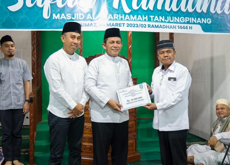 Gubernur Ansar didampingi Pimpinan Cabang Bank Riau Kepri Syariah Tanjungpinang Baharudin menyerahkan Bantuan Ghirah Ramadhan