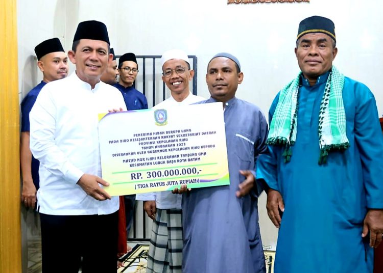 Gubernur Ansar serahkan secara simbolis bantuan kepada pengurus mesjid