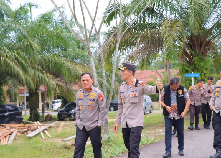 Waka Polda Riau Brigjen Pol K Rahmadi, SH.MH didampingi Direskrimum Polda Riau Kombes Pol Asep Sanjaya, SH.SIK