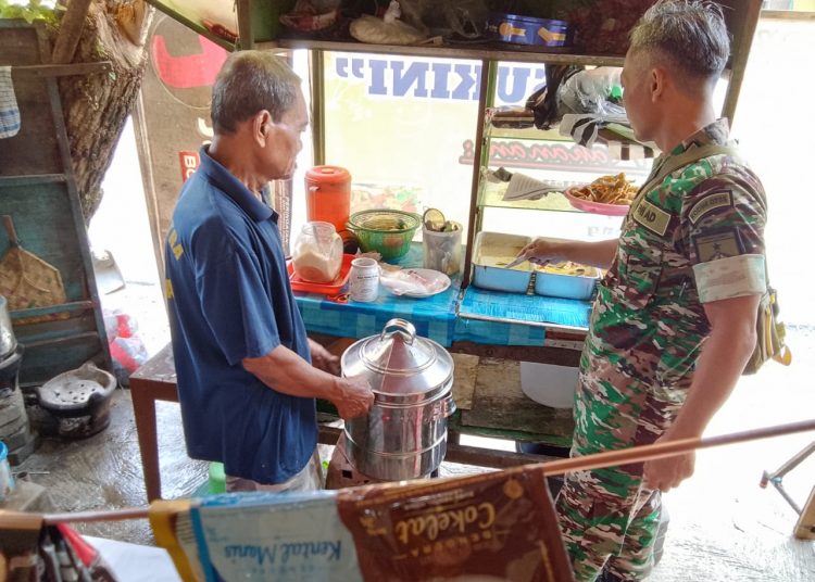 Bintara Tinggi Urusan Dalam (Batuud) Koramil 03/Serengan Kodim 0735 Surakarta Pelda Sugianto mengunjungi Warung Makan