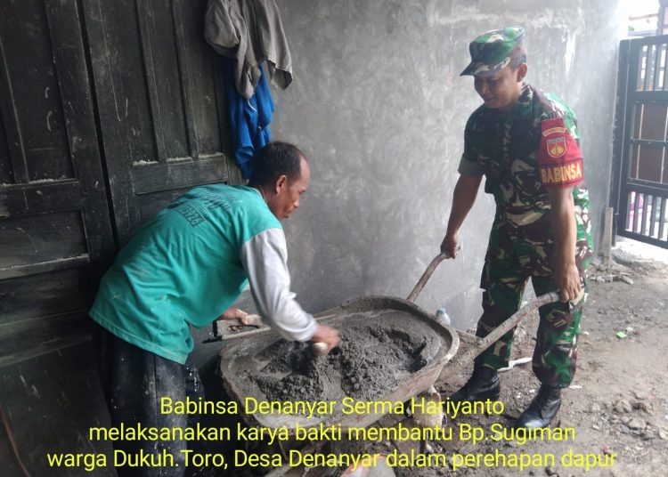 Serma Hariyanto Babinsa Denanyar Koramil 10/Tangen Kodim 0725/Sragen membantu merenovasi rumah Bp. Sugiman