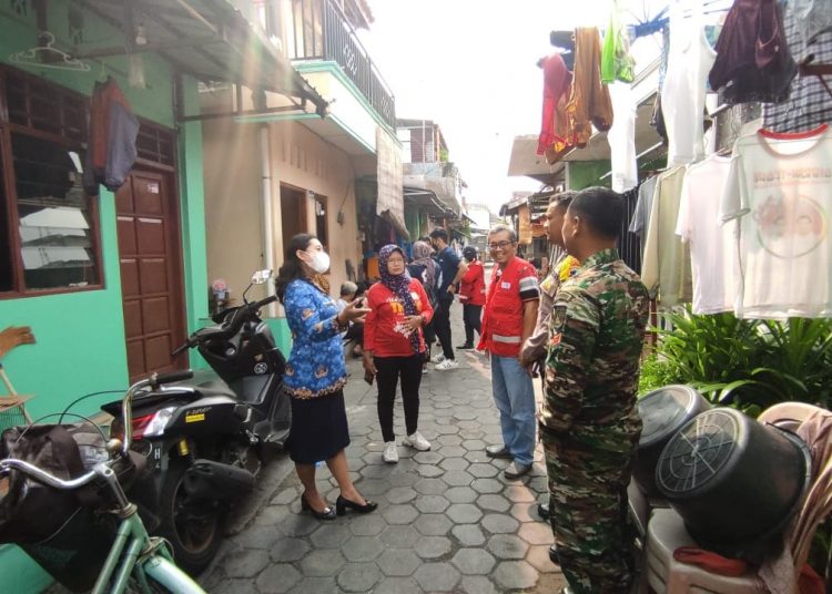 Babinsa Blusukan bersama tenaga kesehatan