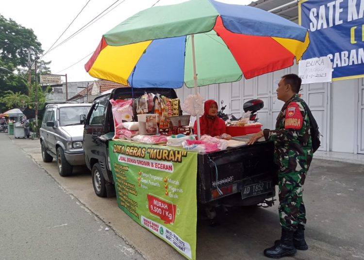 Babinsa Danukusuman Cek Pelaku UMKM Penjual Sembako