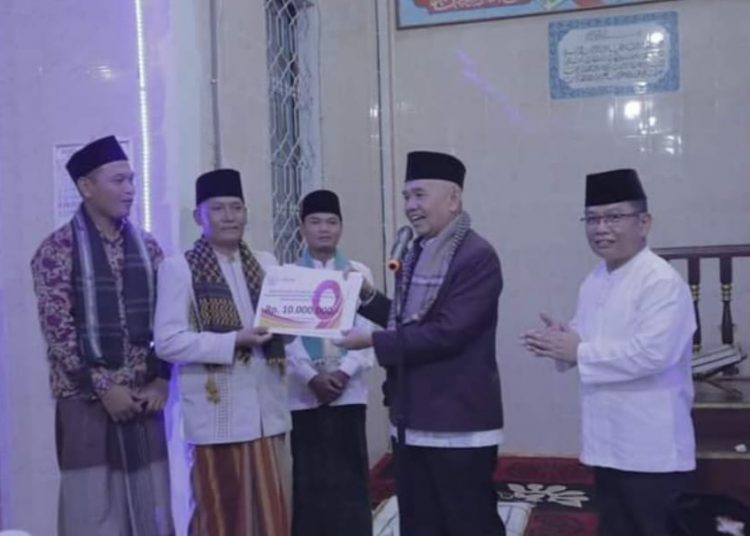 Bupati Kerinci Dr. H. Adirozal, M.Si serahkan bantuan secara simbolis