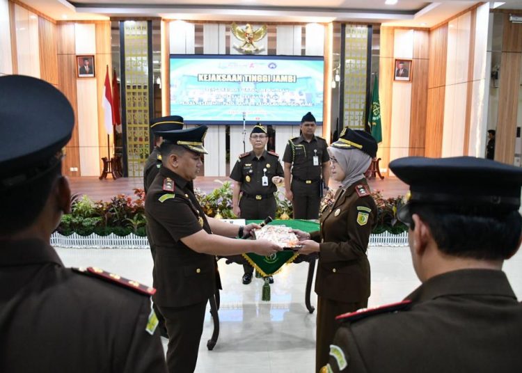 Kepala Kejaksaan Tinggi Jambi Elan Suherlan melantik 3 pejabat Eselon III