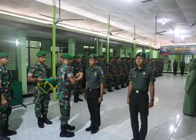 Komandan Kodim 1013/Muara Teweh Letkol Inf Edi Purwoko memimpin upacara kenaikan pangkat