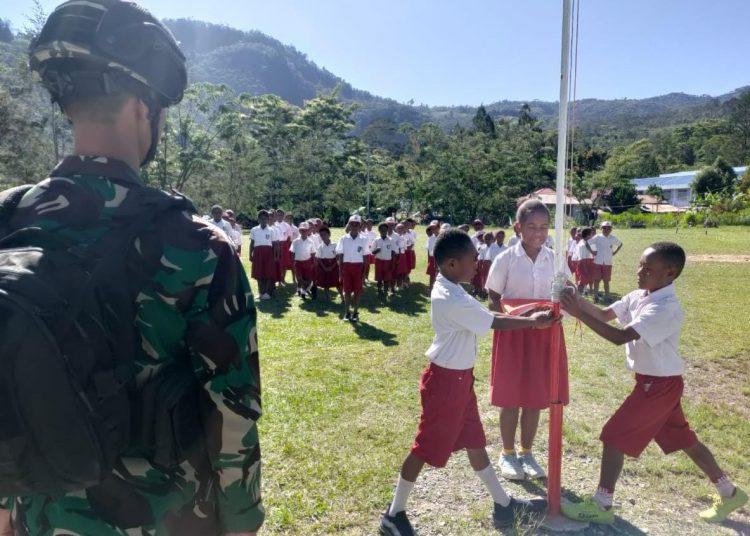 Upacara Bendera, Siswa sekolah SD dan para Guru bersama Satgas Yonif Raider 142/KJ pos Kelila