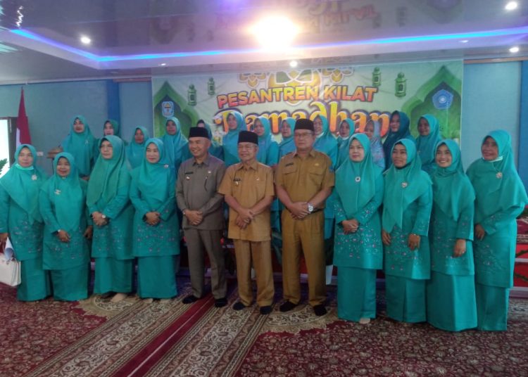 Bupati foto bersama dengan ibu Dharma Wanita Kerinci