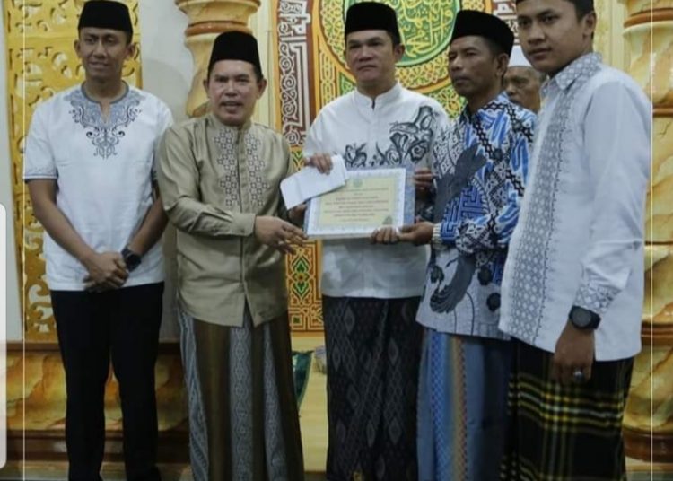 Walikota Sungai Penuhmenyerahkan bantuan untuk pembangunan masjid Al-Furqon Dua Larik Kecamatan Hamparan Rawang