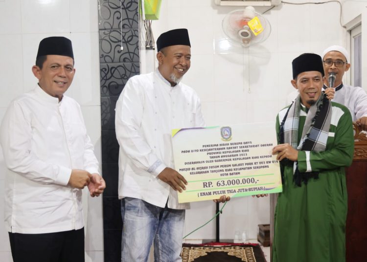 Wakil Ketua I DPRD Kepri Rizki Faisal serahkan bantuan