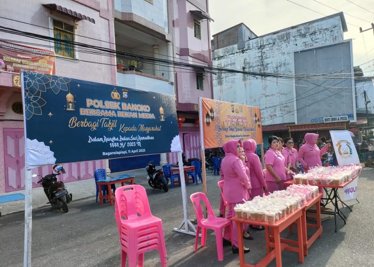 Ibu Bhayangkari saat membagikan takjil