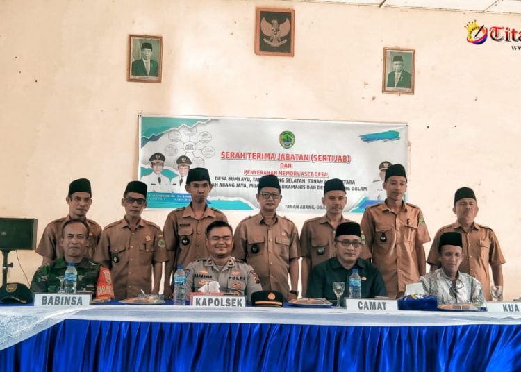 Tujuh PLT Kepala Desa foto bersama dengan Camat dan Polsek Tanah Abang