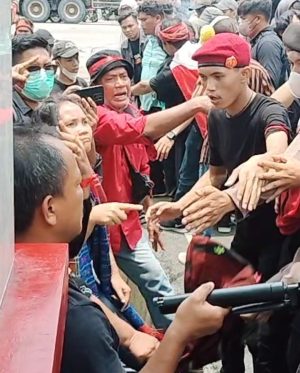 Massa memblokir akses Jalan SM Raja Medan, tepat depan gerbang utama Mapolda Sumut, Rabu (27/3/2024).(w-kt)