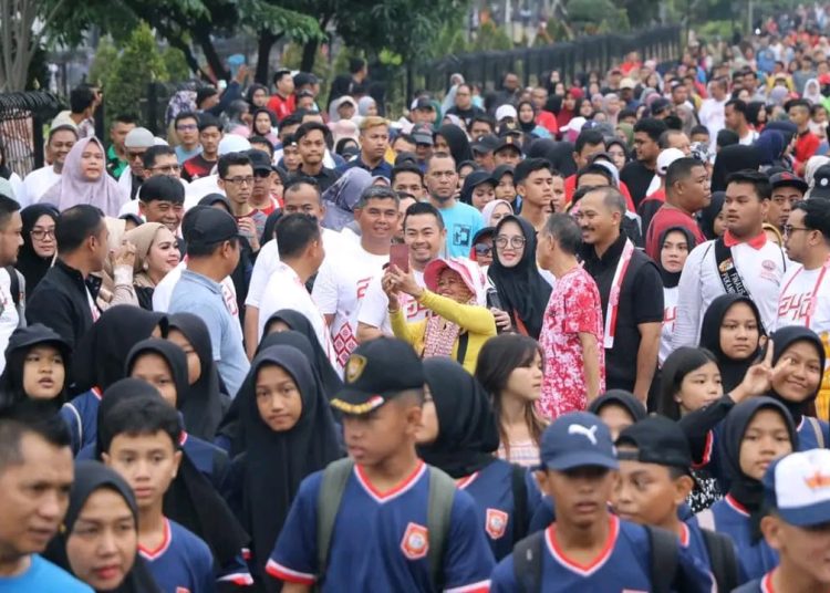 Penjabat (Pj) Wali Kota Pekanbaru Risnandar Mahiwa membagikan secara simbolis Bendera Mrah Putih berseempena peluncuran logo dan tema Hari Jadi Pekanbaru ke-240 tahun 2024. Kegiatan ini berlangsung di Lapangan Mal Pelayanan Publik (MPP) Pekanbaru, Minggu (2/6/2024).