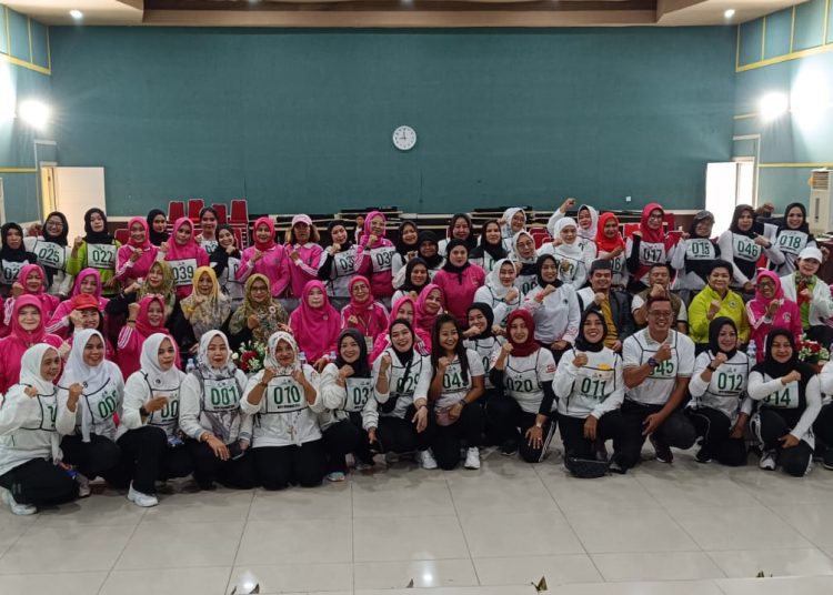 Pengurus DPD Perwatusi Riau  dan Pengurus  DPP Perwatusi  melakukan Foto Bersama NaRA sUMBER,   Peserta Pelatihan &  Sertifikasi Instruktur Senam setelah resmi di buka di Gedung Balai Pemberdayaan SDM Provinsi Riau Jumat (21/6/24) Jalan Ronggo Warsito