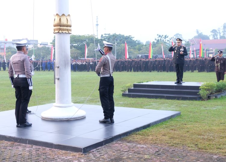 Kapolda Riau Irjen Pol Muhammad Iqbal menjadi inspektur upacara pengibaran bendera merah putih dalam rangka Peringatan Hari Ulang Tahun (HUT) ke 79 Kemerdekaan Republik Indonesia Tahun 2024