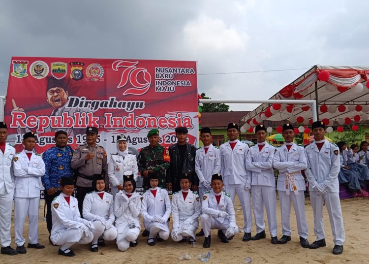 Penjabat Pelaksana (Pj) Desa Karya Indah Siti Meilia S.Pd, M.Pd foto bersama usai upacara dengan Paskibraka SMAN 5 Tapung, Babinsa dan Bhabinkamtibmas Desa Karya Indah