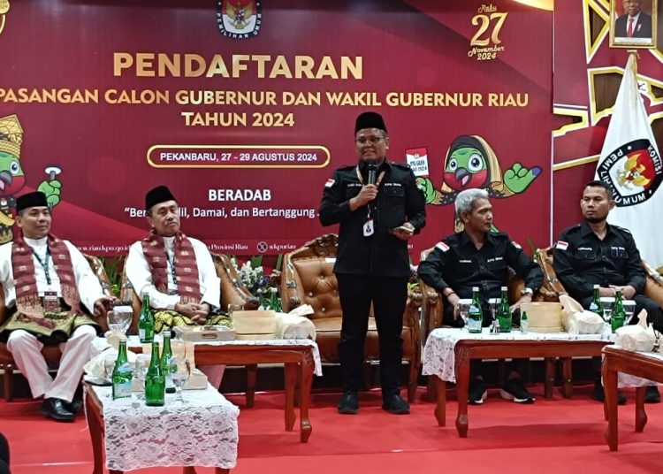 Paslon Gubri Syamsuar & Wagubri Ustad Mawardi saat mendaftar ke KPU  Riau di sambut lamgsung oleh Ketua KPU Riau dan komisioner lainya di Lantai dua Geduang Kantor KPU RIau Jalan Gajah Mada Pekanbaru pada Selasa (27/8/24}