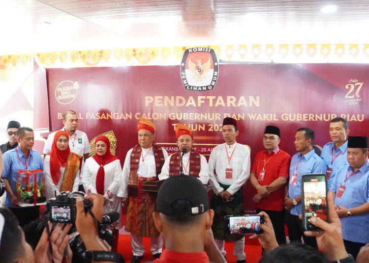 Paslon Bermarwah  Calon Gubri Abdul Wahid dan Calon Wagubri SF Hariyanto  saat di terima di Aula Kantor KPU Riau  Rabu (28/8/24)