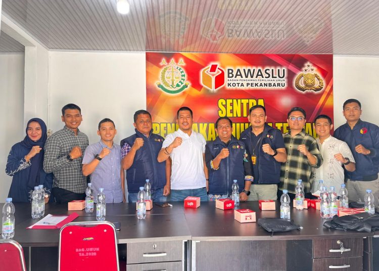 Jumat 13 September 2024. Sentra Penegakan Hukum Terpadu (Gakkumdu) Kota Pekanbaru yang terdiri dari Bawaslu Kota Pekanbaru, Polresta Pekanbaru, dan kejaksaaan Negeri Kota Pekanbaru, Siap Hadapi Penyelenggaraan Pemilihan Kepala Daerah Tahun 2024.