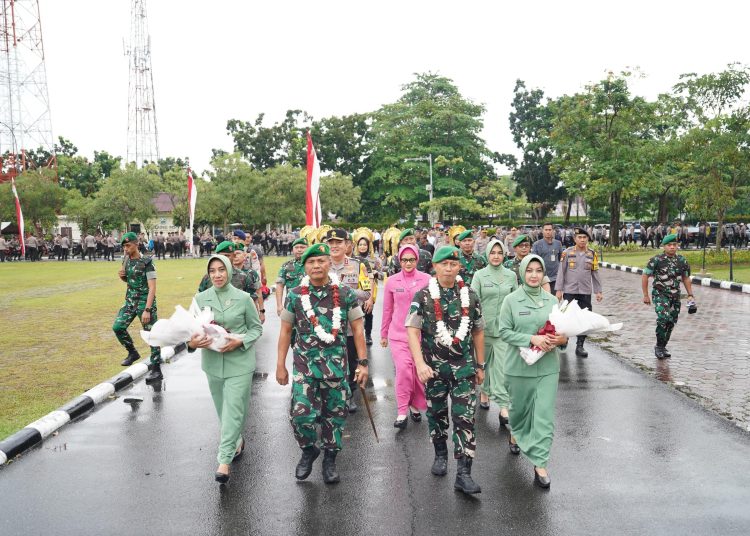 Sebagai penghargaan kepada Brigjen Dany, Irjen Iqbal mengadakan acara pelepasan secara besar-besaran di Mapolda Riau, Kamis (26/9) pagi.