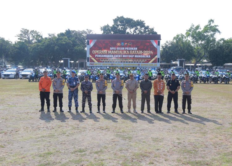 Kapolda NTB Irjen Pol. R. Umar Faruq SH., M.Hum., memimpin Apel gelar pasukan Operasi Mandalika Gatari 2024 dalam rangka Pengamanan Event MotoGP Mandalika, Selasa (24/09/2024).