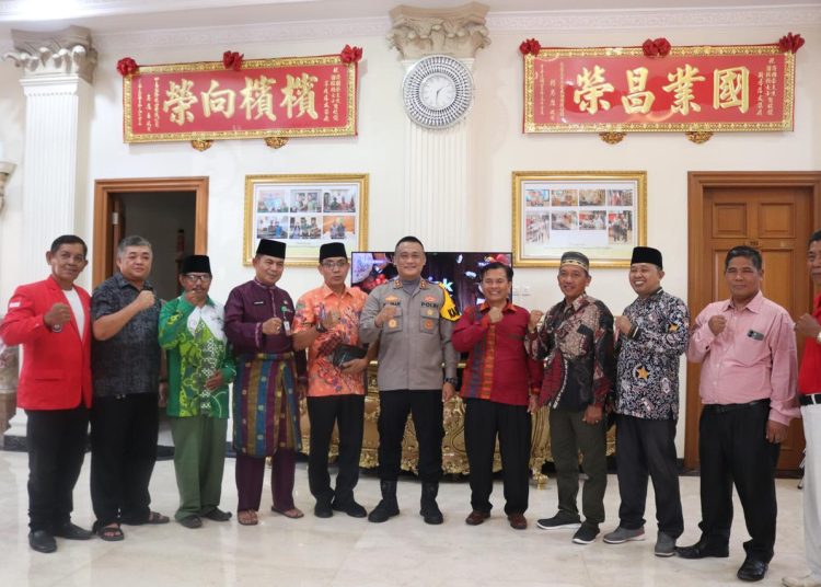 Lakukan cooling system dalam rangka melaksanakan operasi mantap Praja Lancang Kuning tahun 2024, Kapolres Rohil AKBP Isa Imam Syahroni SIK MH Cooling System masyarakat lintas Suku dan lintas agama di Bagan Siapi-api Ibukota Kabupaten Rokan Hilir. Senin 14 Oktober 2024