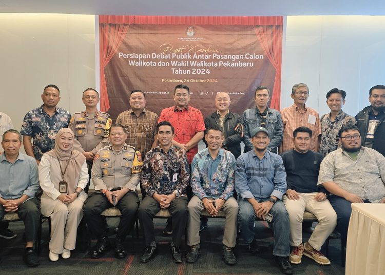 Komisioner KPU Rizki Abadi Divisi Sosialisasi, Pendidikan Pemilih, Partisipasi Masyarakat dan Sumber Daya Manusia KPU foto bersama masing-masing LO dari Paslon Cawako & Cawawako Kota Pekanbaru pada (24/10/24)